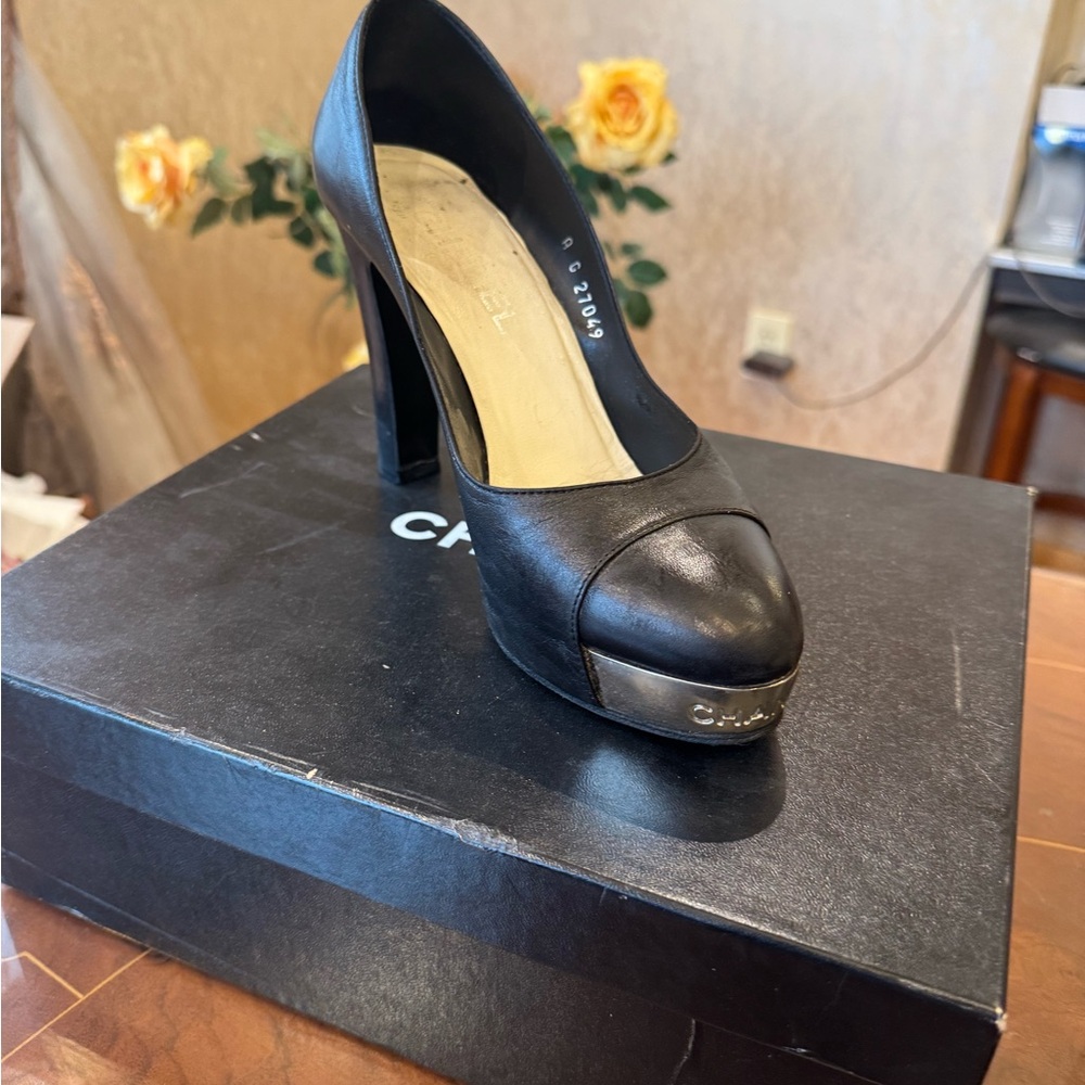 Authentic CHANEL leather logo metal plate platform pump
EU 39.5 USA Sz 9.5 - Picture 13 of 15